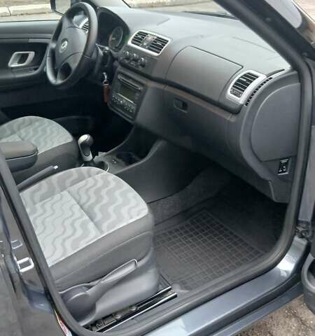 Серый Шкода Фабия, объемом двигателя 1.39 л и пробегом 232 тыс. км за 6500 $, фото 6 на Automoto.ua