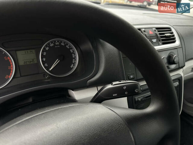 Сірий Шкода Фабія, об'ємом двигуна 1.39 л та пробігом 227 тис. км за 5500 $, фото 28 на Automoto.ua