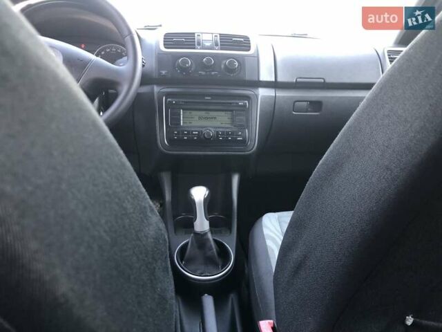 Серый Шкода Фабия, объемом двигателя 1.4 л и пробегом 215 тыс. км за 4999 $, фото 3 на Automoto.ua