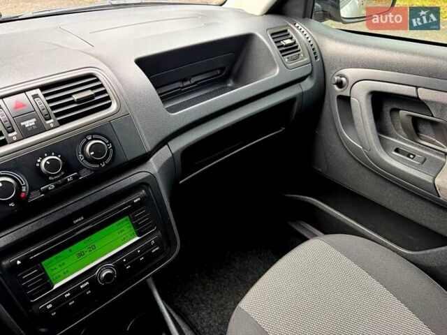 Серый Шкода Фабия, объемом двигателя 1.39 л и пробегом 150 тыс. км за 5300 $, фото 23 на Automoto.ua