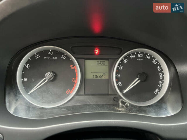 Серый Шкода Фабия, объемом двигателя 1.4 л и пробегом 176 тыс. км за 5600 $, фото 34 на Automoto.ua