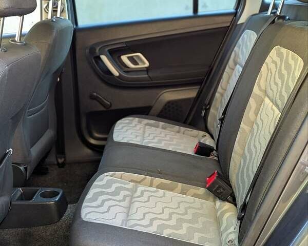 Серый Шкода Фабия, объемом двигателя 1.6 л и пробегом 211 тыс. км за 5999 $, фото 8 на Automoto.ua