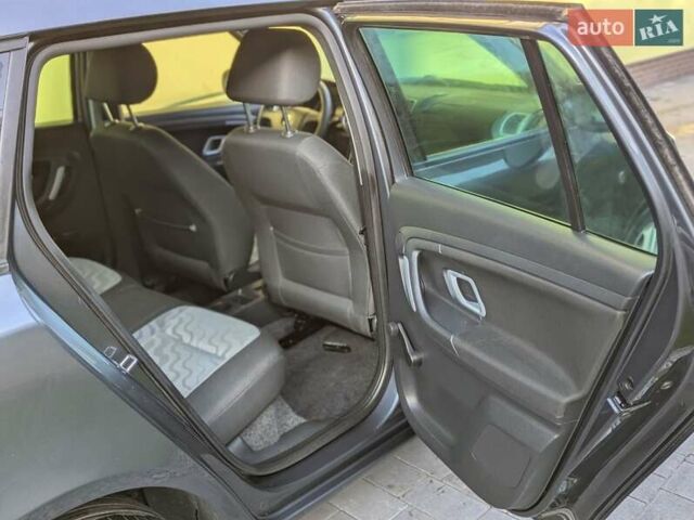 Серый Шкода Фабия, объемом двигателя 1.6 л и пробегом 211 тыс. км за 5999 $, фото 7 на Automoto.ua