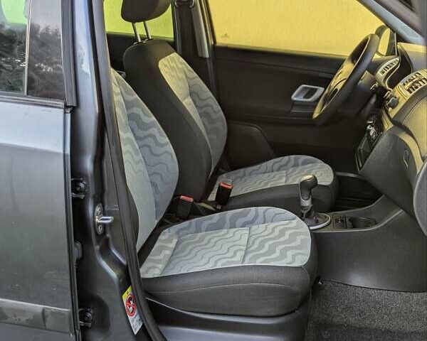 Серый Шкода Фабия, объемом двигателя 1.6 л и пробегом 211 тыс. км за 5999 $, фото 17 на Automoto.ua