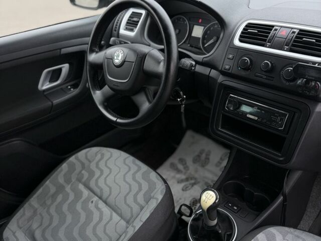 Серый Шкода Фабия, объемом двигателя 1.2 л и пробегом 218 тыс. км за 4000 $, фото 14 на Automoto.ua