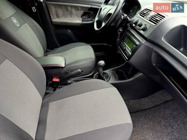 Серый Шкода Фабия, объемом двигателя 1.39 л и пробегом 150 тыс. км за 5300 $, фото 17 на Automoto.ua