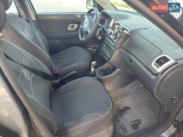 Серый Шкода Фабия, объемом двигателя 1.4 л и пробегом 221 тыс. км за 6250 $, фото 3 на Automoto.ua
