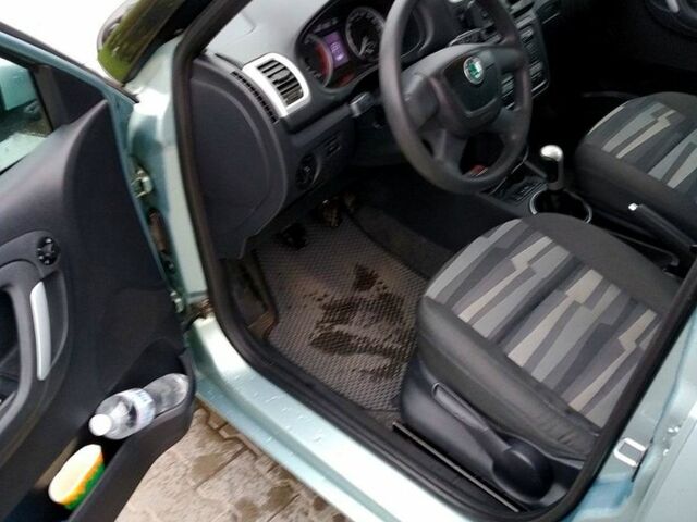 Сірий Шкода Фабія, об'ємом двигуна 1.6 л та пробігом 370 тис. км за 4999 $, фото 5 на Automoto.ua