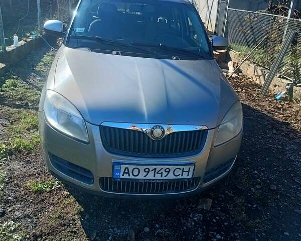 Серый Шкода Фабия, объемом двигателя 1.2 л и пробегом 237 тыс. км за 4200 $, фото 1 на Automoto.ua