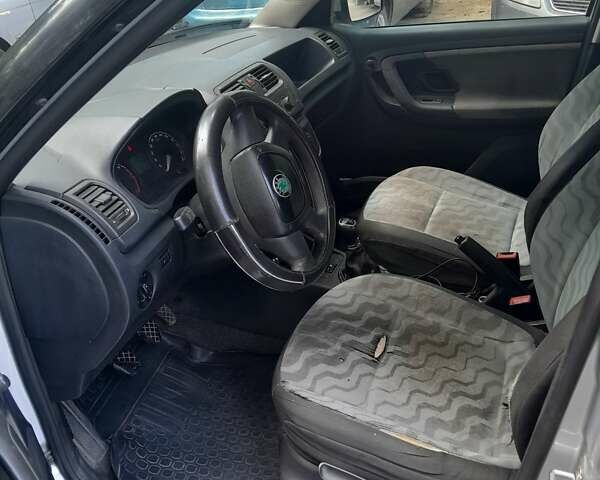 Серый Шкода Фабия, объемом двигателя 1.42 л и пробегом 320 тыс. км за 4200 $, фото 5 на Automoto.ua