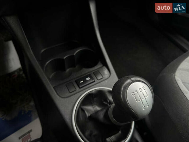 Серый Шкода Фабия, объемом двигателя 1.39 л и пробегом 180 тыс. км за 5750 $, фото 53 на Automoto.ua