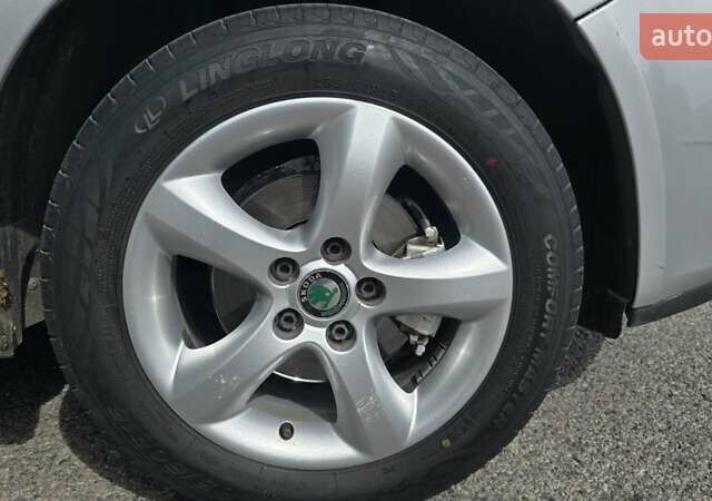 Сірий Шкода Фабія, об'ємом двигуна 1.6 л та пробігом 220 тис. км за 6000 $, фото 12 на Automoto.ua