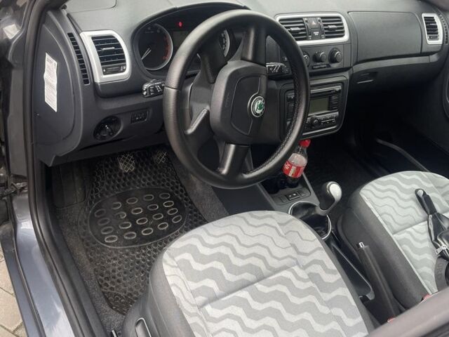 Серый Шкода Фабия, объемом двигателя 1.4 л и пробегом 219 тыс. км за 5550 $, фото 3 на Automoto.ua