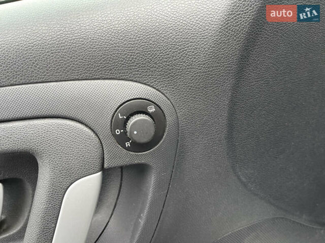 Серый Шкода Фабия, объемом двигателя 1.4 л и пробегом 196 тыс. км за 5600 $, фото 16 на Automoto.ua