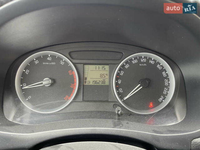 Серый Шкода Фабия, объемом двигателя 1.4 л и пробегом 196 тыс. км за 5600 $, фото 29 на Automoto.ua