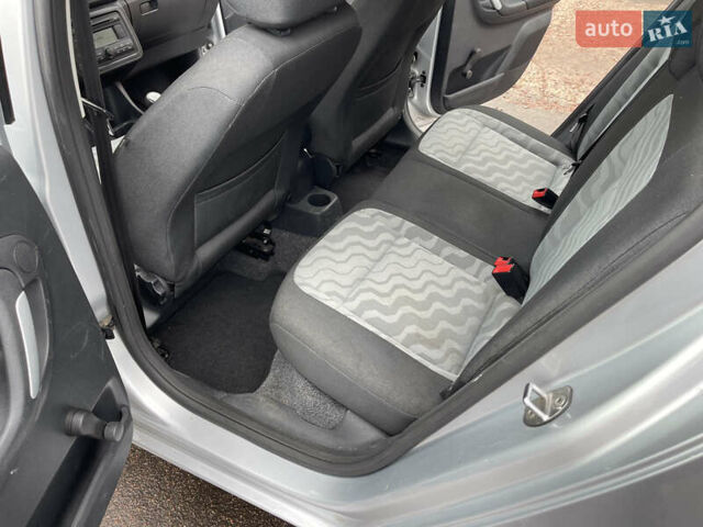 Серый Шкода Фабия, объемом двигателя 1.4 л и пробегом 196 тыс. км за 5600 $, фото 17 на Automoto.ua