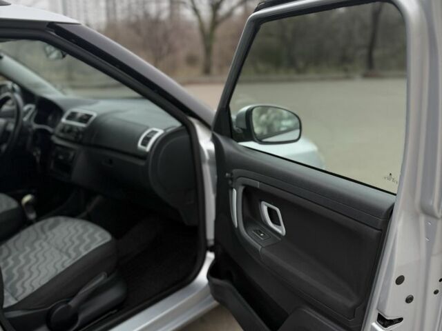 Серый Шкода Фабия, объемом двигателя 1.2 л и пробегом 218 тыс. км за 4000 $, фото 13 на Automoto.ua