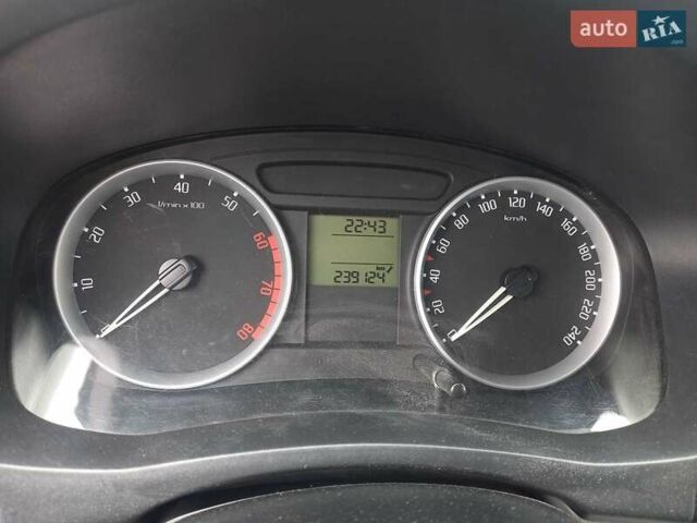 Серый Шкода Фабия, объемом двигателя 1.4 л и пробегом 239 тыс. км за 4950 $, фото 27 на Automoto.ua