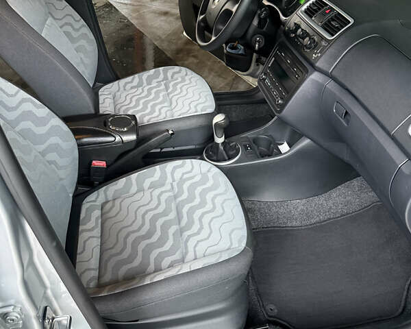 Серый Шкода Фабия, объемом двигателя 1.2 л и пробегом 115 тыс. км за 5300 $, фото 7 на Automoto.ua