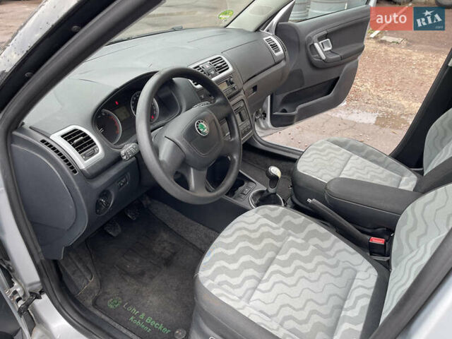 Серый Шкода Фабия, объемом двигателя 1.4 л и пробегом 196 тыс. км за 5600 $, фото 13 на Automoto.ua