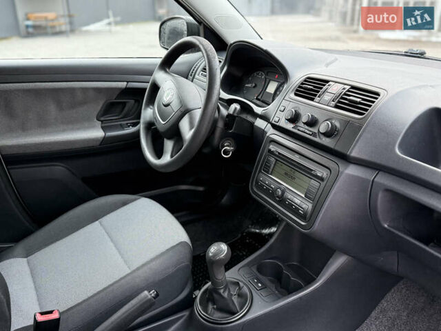 Сірий Шкода Фабія, об'ємом двигуна 1.2 л та пробігом 180 тис. км за 5300 $, фото 9 на Automoto.ua
