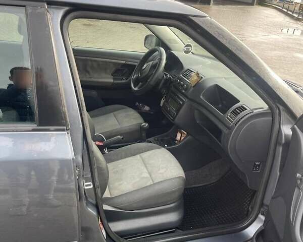 Сірий Шкода Фабія, об'ємом двигуна 1.2 л та пробігом 250 тис. км за 3500 $, фото 1 на Automoto.ua