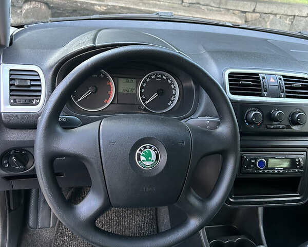 Шкода Фабия 2009 в Золотоноше на Automoto.ua Серый Шкода Фабия, объемом двигателя 1.39 л и пробегом 225 тыс. км за 6150 $, фото 38 на Automoto.ua