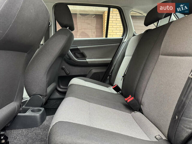 Серый Шкода Фабия, объемом двигателя 1.39 л и пробегом 240 тыс. км за 5400 $, фото 33 на Automoto.ua