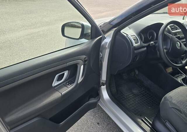 Сірий Шкода Фабія, об'ємом двигуна 1.6 л та пробігом 220 тис. км за 6000 $, фото 5 на Automoto.ua