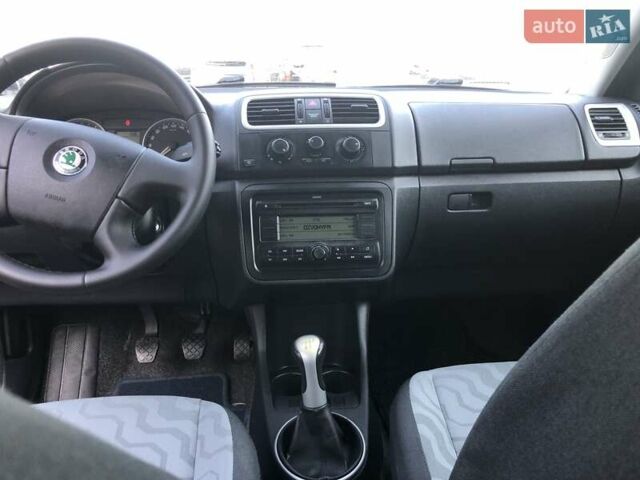 Серый Шкода Фабия, объемом двигателя 1.4 л и пробегом 215 тыс. км за 4999 $, фото 4 на Automoto.ua