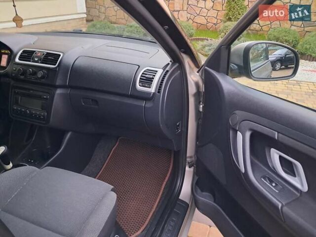 Серый Шкода Фабия, объемом двигателя 1.6 л и пробегом 188 тыс. км за 5450 $, фото 58 на Automoto.ua