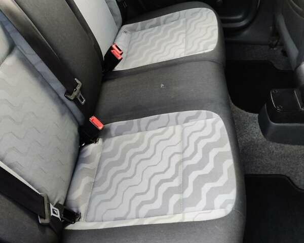 Серый Шкода Фабия, объемом двигателя 1.39 л и пробегом 179 тыс. км за 5750 $, фото 28 на Automoto.ua