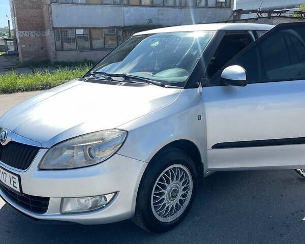 Серый Шкода Фабия, объемом двигателя 1.4 л и пробегом 470 тыс. км за 4744 $, фото 5 на Automoto.ua