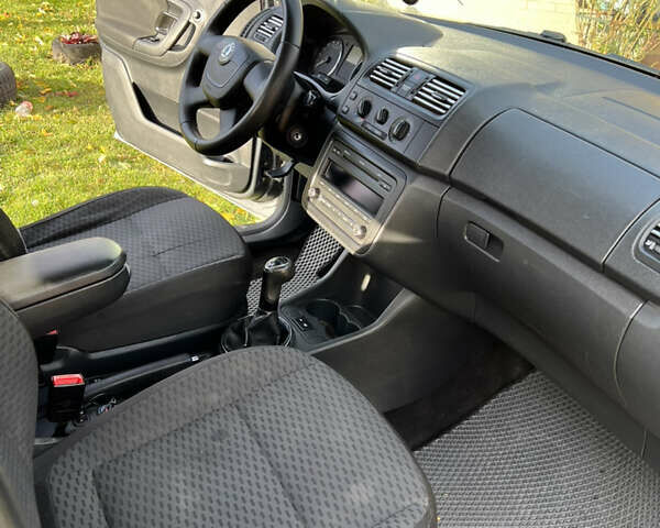 Шкода Фабия 2010 в Шумск на Automoto.ua Серый Шкода Фабия, объемом двигателя 1.2 л и пробегом 248 тыс. км за 5600 $, фото 13 на Automoto.ua