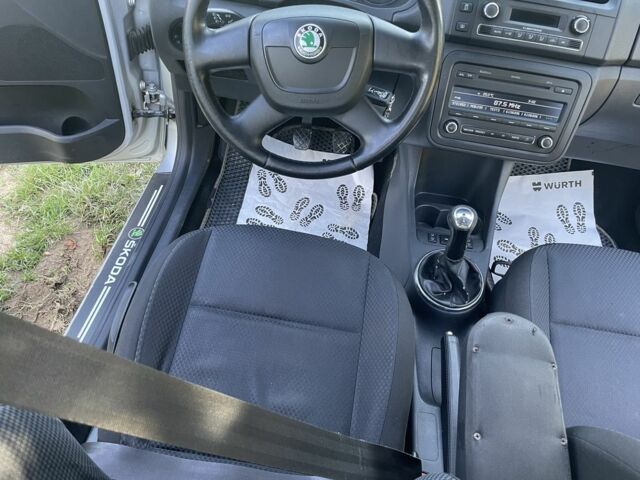 Серый Шкода Фабия, объемом двигателя 1.6 л и пробегом 215 тыс. км за 5750 $, фото 3 на Automoto.ua