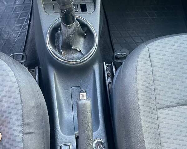 Шкода Фабия 2010 в Ужгороде на Automoto.ua Серый Шкода Фабия, объемом двигателя 1.2 л и пробегом 320 тыс. км за 5700 $, фото 6 на Automoto.ua