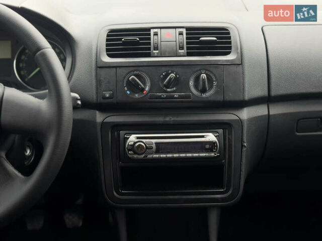 Серый Шкода Фабия, объемом двигателя 1.4 л и пробегом 240 тыс. км за 3999 $, фото 15 на Automoto.ua