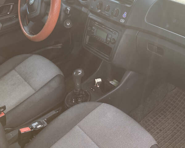 Сірий Шкода Фабія, об'ємом двигуна 1.6 л та пробігом 389 тис. км за 4200 $, фото 4 на Automoto.ua