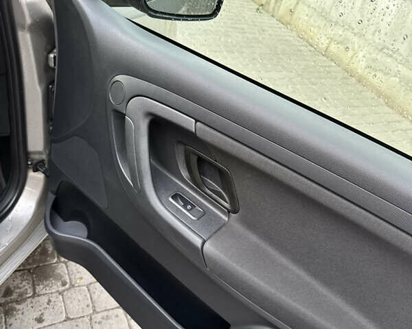 Сірий Шкода Фабія, об'ємом двигуна 1.2 л та пробігом 206 тис. км за 7200 $, фото 10 на Automoto.ua