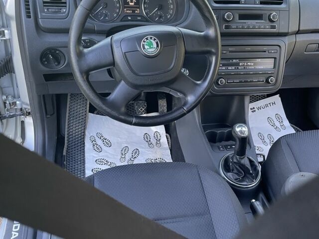 Серый Шкода Фабия, объемом двигателя 1.6 л и пробегом 215 тыс. км за 5750 $, фото 1 на Automoto.ua