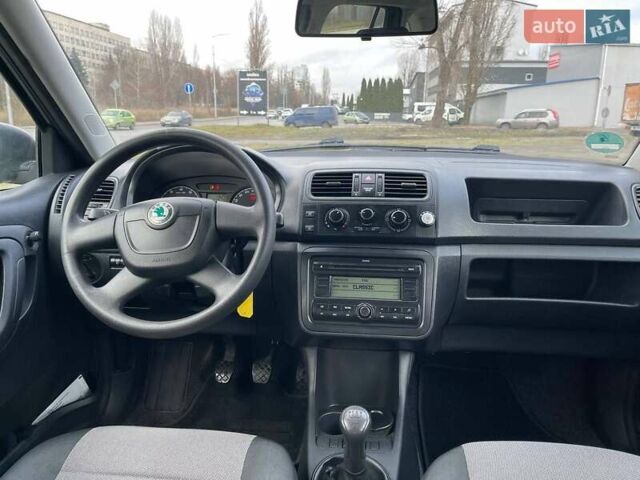 Серый Шкода Фабия, объемом двигателя 1.4 л и пробегом 196 тыс. км за 6000 $, фото 14 на Automoto.ua