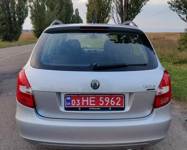 Серый Шкода Фабия, объемом двигателя 1.39 л и пробегом 179 тыс. км за 5750 $, фото 6 на Automoto.ua