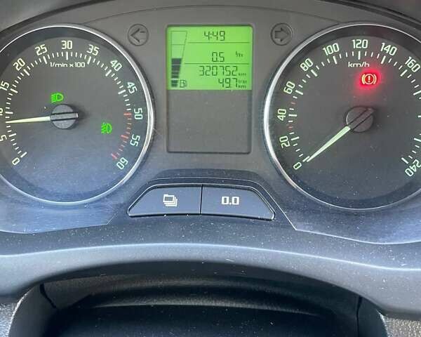 Шкода Фабия 2010 в Ужгороде на Automoto.ua Серый Шкода Фабия, объемом двигателя 1.2 л и пробегом 320 тыс. км за 5700 $, фото 4 на Automoto.ua