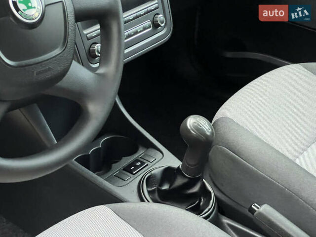 Шкода Фабия 2011 в Трускавце на Automoto.ua Серый Шкода Фабия, объемом двигателя 1.6 л и пробегом 242 тыс. км за 5950 $, фото 70 на Automoto.ua