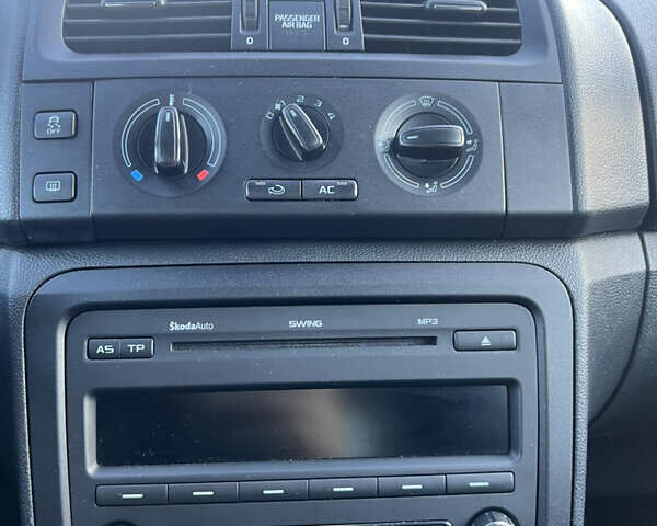 Сірий Шкода Фабія, об'ємом двигуна 1.2 л та пробігом 300 тис. км за 4399 $, фото 37 на Automoto.ua