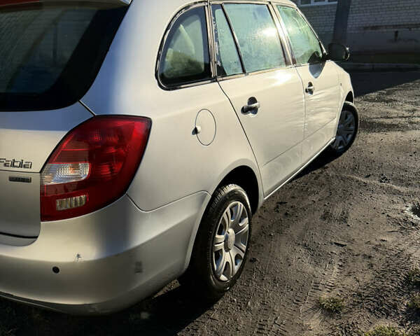 Серый Шкода Фабия, объемом двигателя 1.6 л и пробегом 350 тыс. км за 2499 $, фото 2 на Automoto.ua