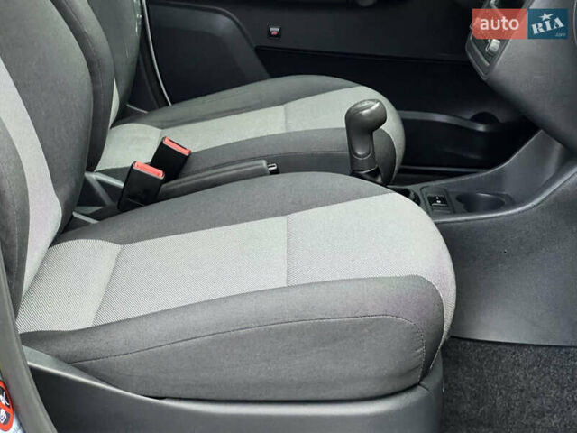 Шкода Фабия 2011 в Трускавце на Automoto.ua Серый Шкода Фабия, объемом двигателя 1.6 л и пробегом 242 тыс. км за 5950 $, фото 75 на Automoto.ua