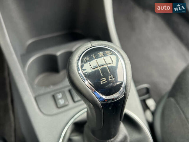 Серый Шкода Фабия, объемом двигателя 1.6 л и пробегом 204 тыс. км за 7950 $, фото 69 на Automoto.ua