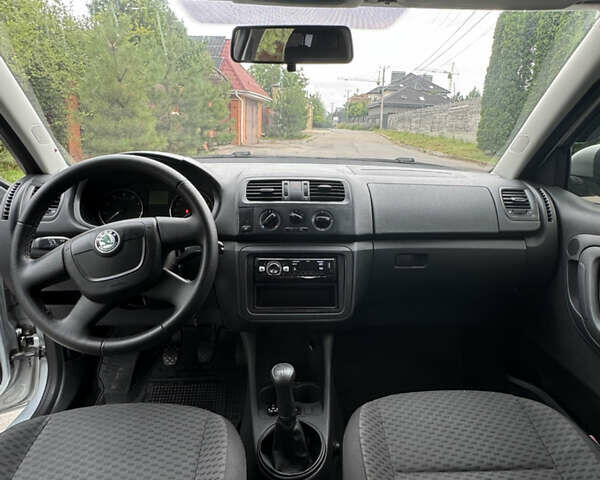 Сірий Шкода Фабія, об'ємом двигуна 1.39 л та пробігом 224 тис. км за 5250 $, фото 8 на Automoto.ua