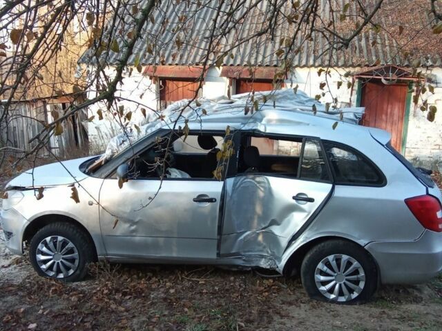 Серый Шкода Фабия, объемом двигателя 1.2 л и пробегом 300 тыс. км за 1500 $, фото 7 на Automoto.ua